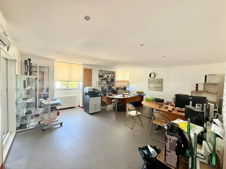 Office in Le Muy for lease - Interior Photo - Image 1 of 5