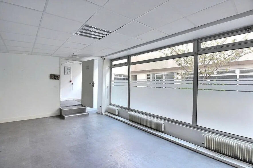 27-31 Rue De Fontarabie, Paris for sale - Building Photo - Image 1 of 8