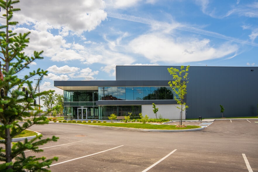 141 Boul Bellerose O, Laval, QC for lease - Building Photo - Image 2 of 11