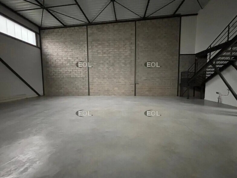 Flex in Marcoussis for lease - Interior Photo - Image 3 of 9