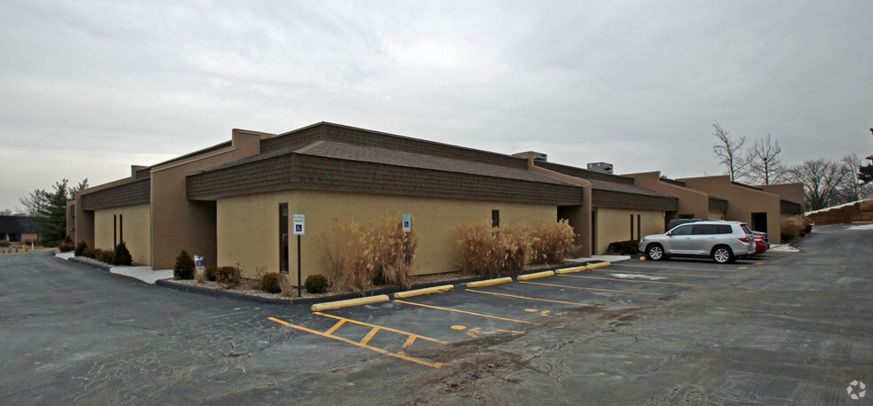 8-20 Worthington Access Dr, Maryland Heights, MO for lease - Building Photo - Image 3 of 15