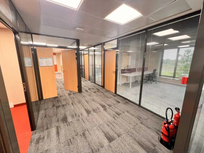 Office in Lieusaint for lease - Interior Photo - Image 2 of 9