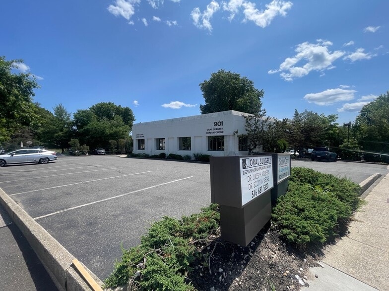 901 Old Country Rd, Plainview, NY for lease - Building Photo - Image 2 of 16