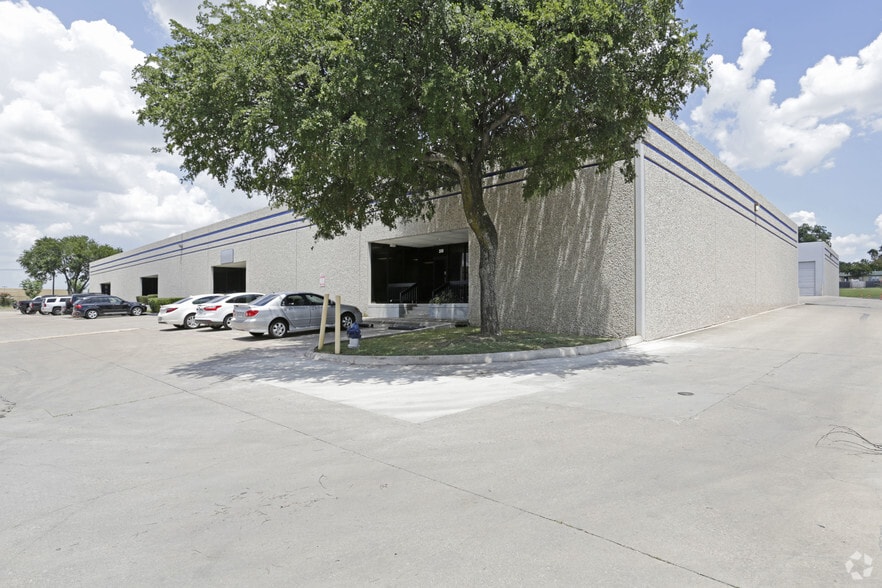 1325 Whitlock Ln, Carrollton, TX for lease - Building Photo - Image 1 of 4