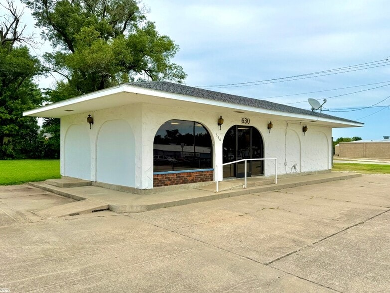 630 W Cherry St, Chanute, KS for sale - Primary Photo - Image 1 of 18
