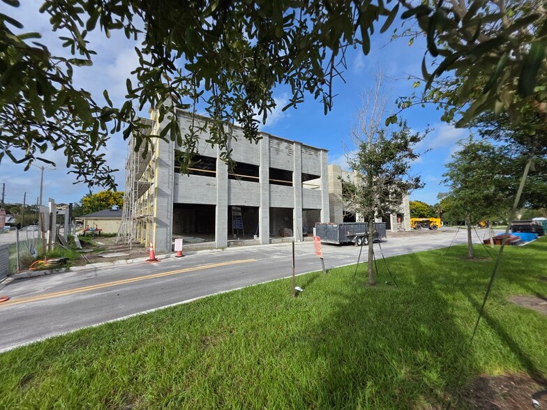 425 S Woodland Blvd, Deland, FL for lease - Building Photo - Image 3 of 24