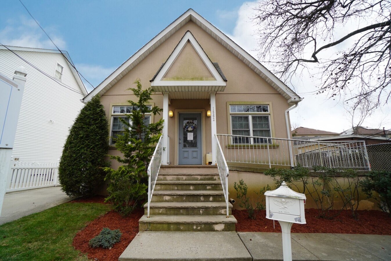 1562 Drumgoole Rd E, Staten Island, NY 10309