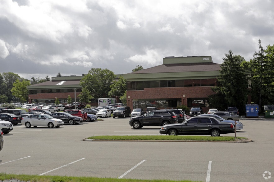 255 Business Center Dr, Horsham Township, PA for sale - Primary Photo - Image 1 of 21