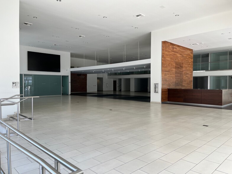 8813-8825 Wilshire Blvd, Beverly Hills, CA for lease - Interior Photo - Image 3 of 7