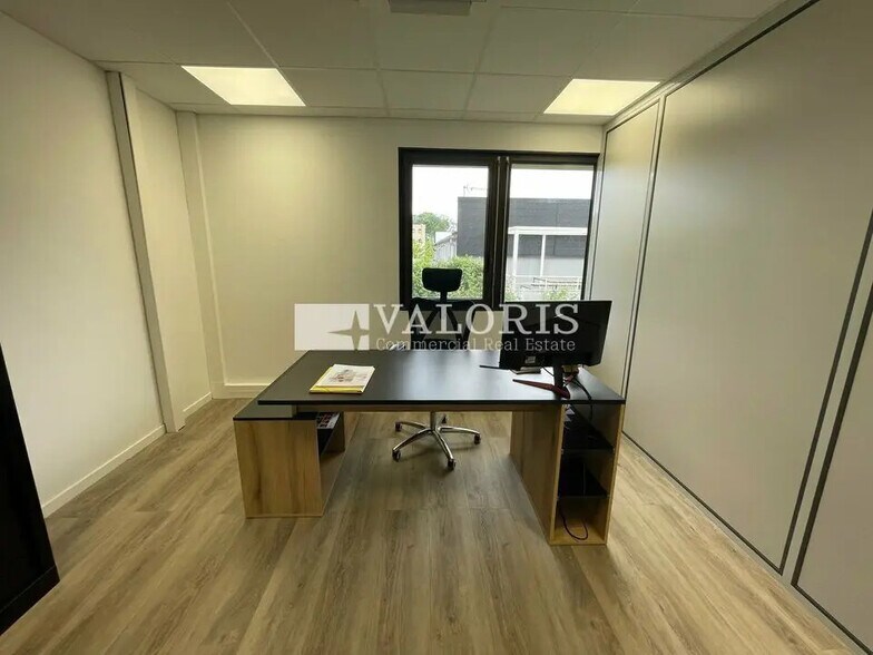 Office in Francheville for lease - Interior Photo - Image 3 of 5