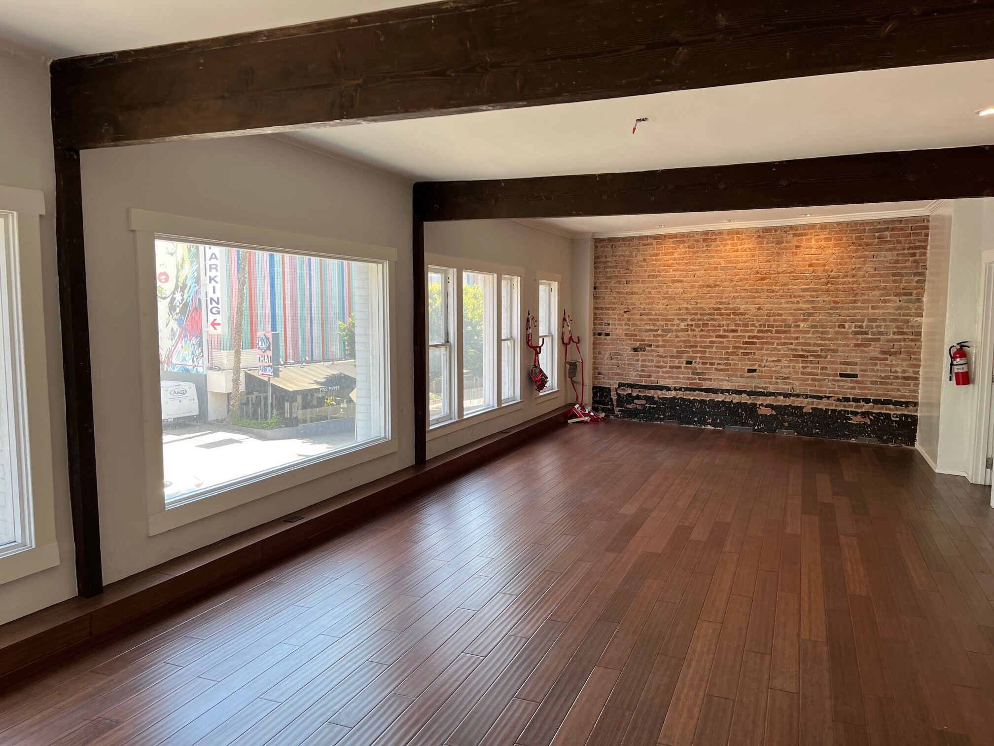 1645 N La Brea Ave, Los Angeles, CA for lease Interior Photo- Image 1 of 7