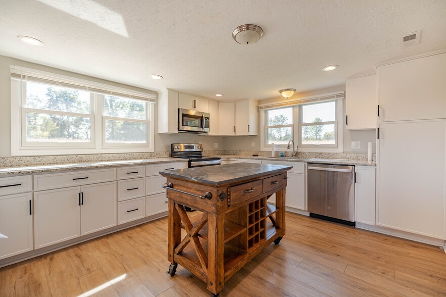 204 Killen Rd, Memphis, IN for sale - Interior Photo - Image 2 of 20