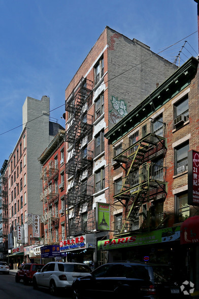 111 Mott St, New York, NY for lease - Building Photo - Image 3 of 8