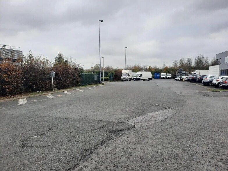 Industrial in Lieusaint for lease - Building Photo - Image 2 of 4