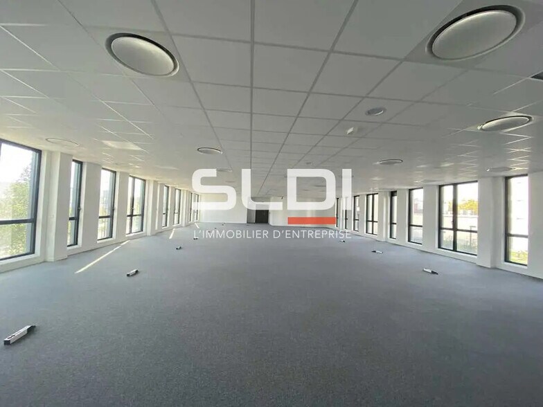 Office in Vaulx-en-Velin for lease - Interior Photo - Image 3 of 12