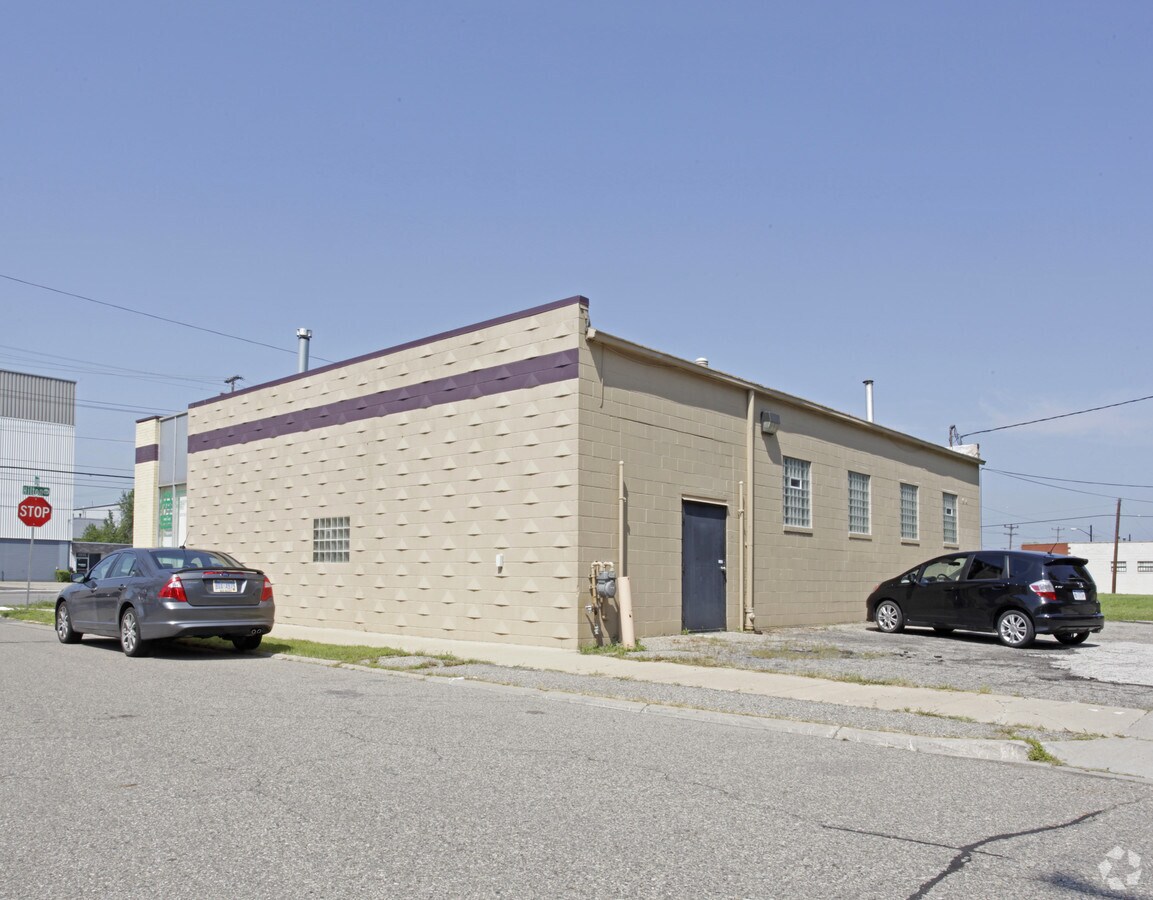 1956 Hilton Rd, Ferndale, MI 48220