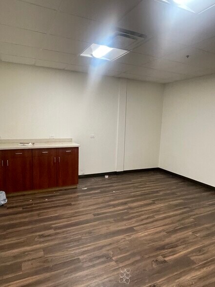 4901 W Irving Park Rd, Chicago, IL for lease - Interior Photo - Image 2 of 17