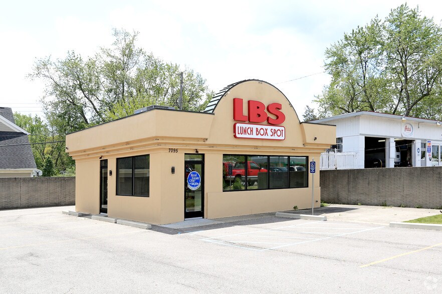 7095 Cooley Lake Rd, West Bloomfield, MI for sale - Primary Photo - Image 1 of 1