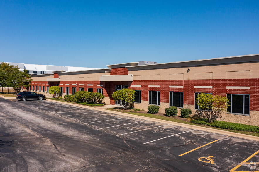 4222-4248 Meridian Pky, Aurora, IL for lease - Building Photo - Image 2 of 8