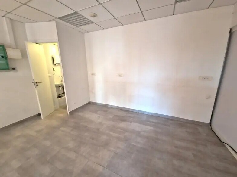 Retail in Saint-Laurent-du-Var for lease - Interior Photo - Image 3 of 3