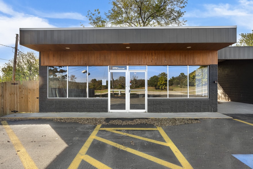 2229 E Huntsville Rd, Fayetteville, AR 72701