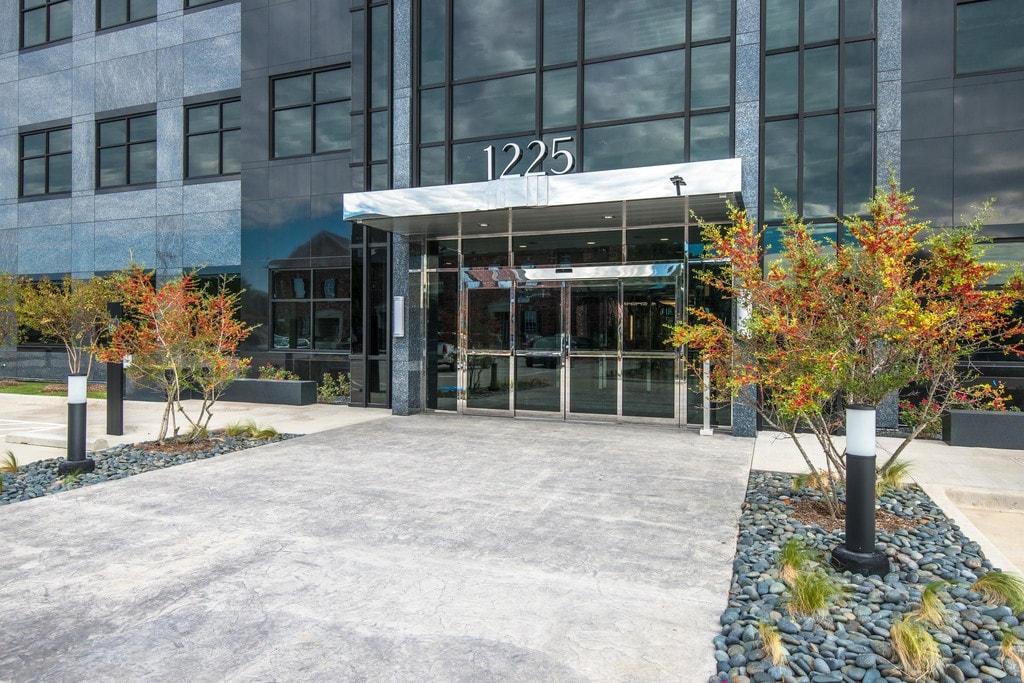 1225 S Main St, Grapevine, TX for lease Building Photo- Image 1 of 6