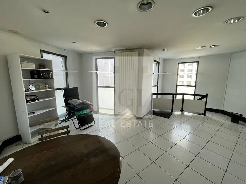 Office in Lyon for lease - Interior Photo - Image 3 of 9