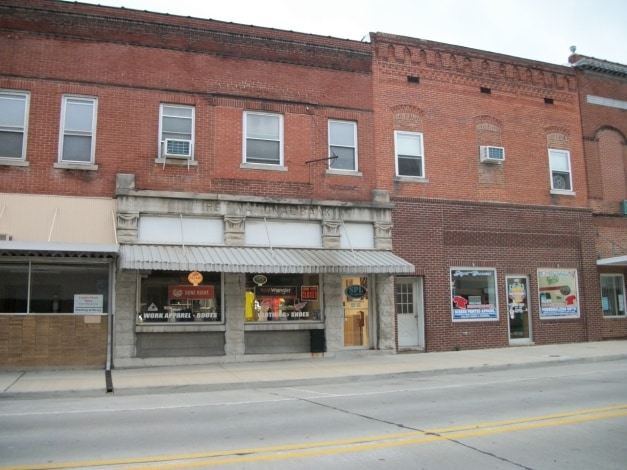 211-213 W Main St, Staunton, IL for lease - Primary Photo - Image 1 of 5