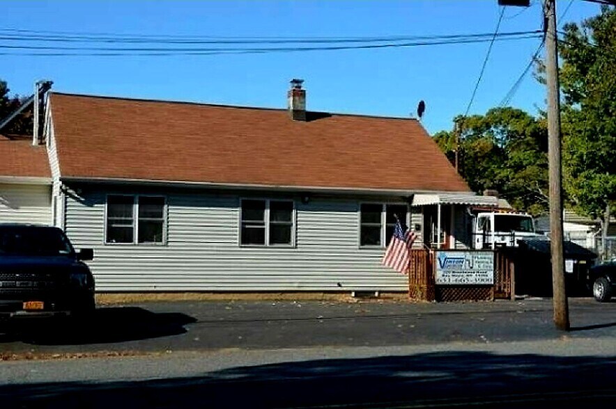 220 Brentwood Rd, Bay Shore, NY for sale - Building Photo - Image 1 of 8