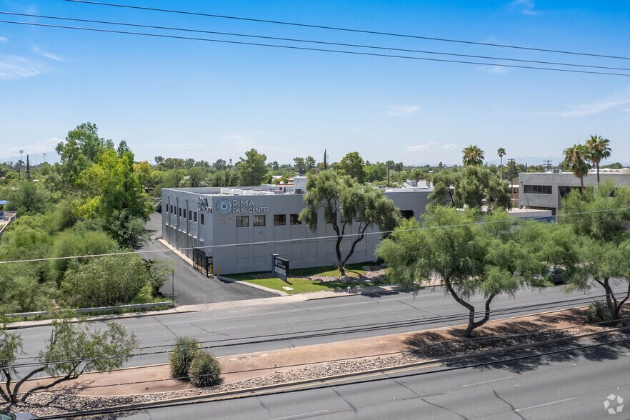 6840 E Broadway Blvd, Tucson, AZ for lease - Primary Photo - Image 1 of 5