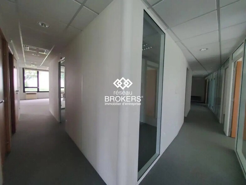 Office in Epagny Metz-Tessy for lease - Interior Photo - Image 2 of 7