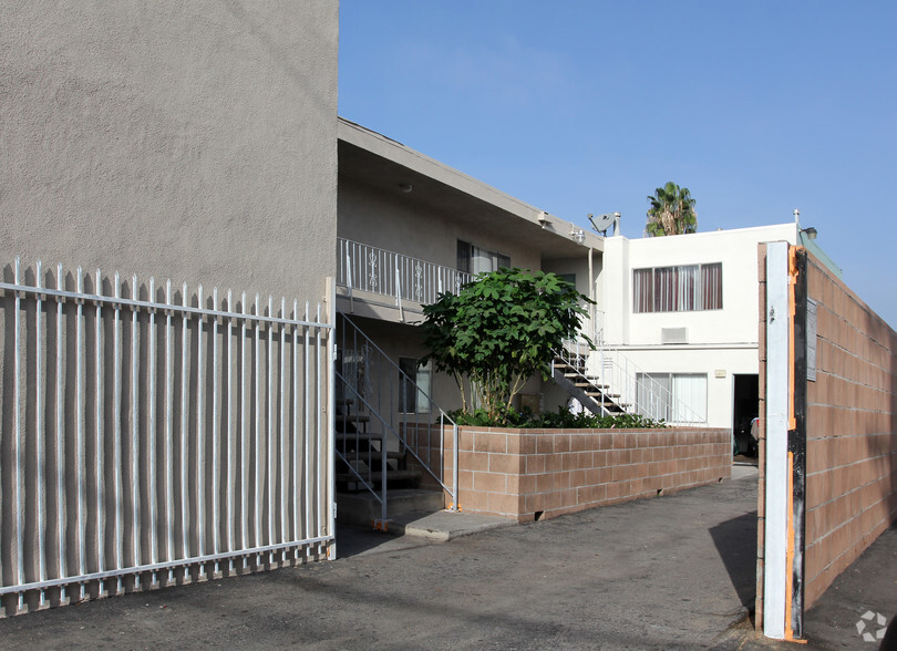 13527 Van Nuys Blvd, Pacoima, CA for sale - Primary Photo - Image 1 of 1