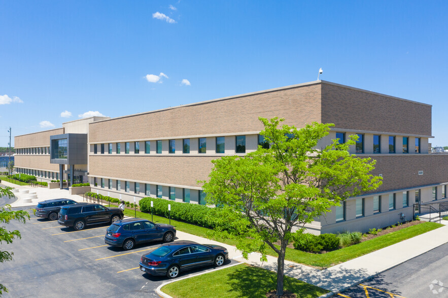 3400-3450 Oakton St, Skokie, IL for lease - Building Photo - Image 2 of 4