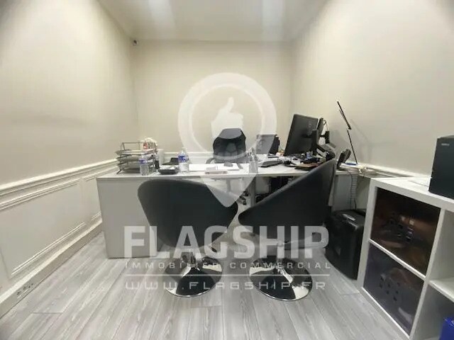 Retail in Paris for lease - Interior Photo - Image 2 of 2