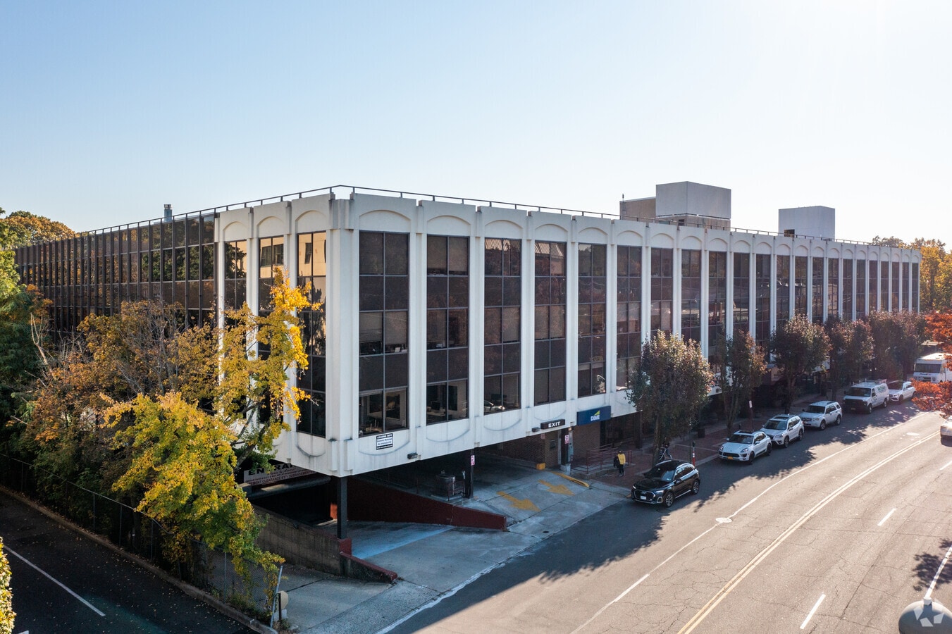 98 Cuttermill Rd, Great Neck, NY 11021 The Atrium