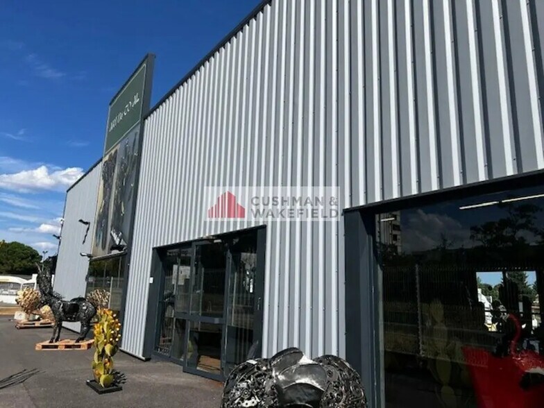 Retail in Nîmes for lease - Building Photo - Image 2 of 3