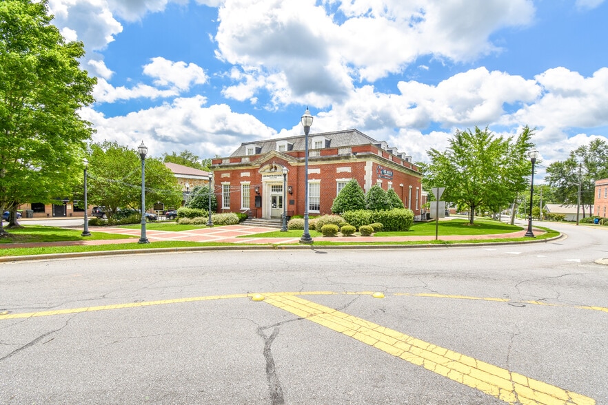 82 Court Sq, Alexander City, AL for sale - Primary Photo - Image 1 of 51