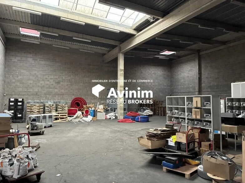 Industrial in Vitrolles for lease - Building Photo - Image 1 of 8