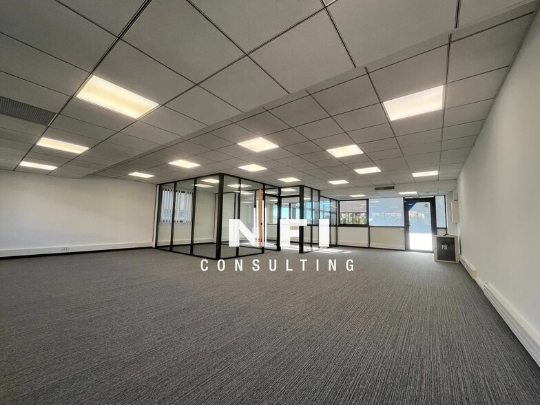 Office in Valbonne for lease - Building Photo - Image 3 of 12