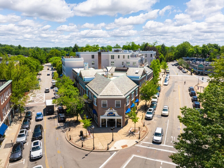 21 Grove St, Wellesley, MA for sale - Primary Photo - Image 1 of 20