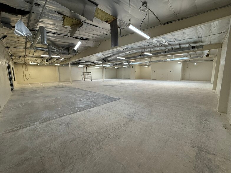 5915 Kester Ave, Van Nuys, CA for lease - Interior Photo - Image 3 of 9