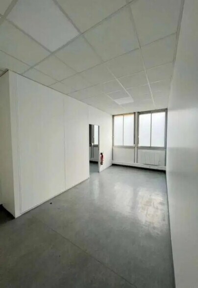 Flex in Coignières for lease - Interior Photo - Image 3 of 10