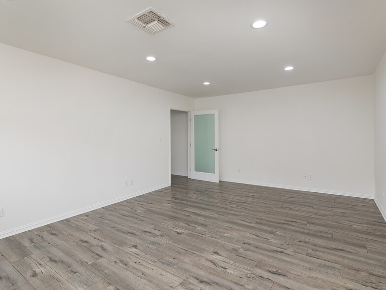 105-107 Eucalyptus Dr, El Segundo, CA for lease - Building Photo - Image 2 of 19