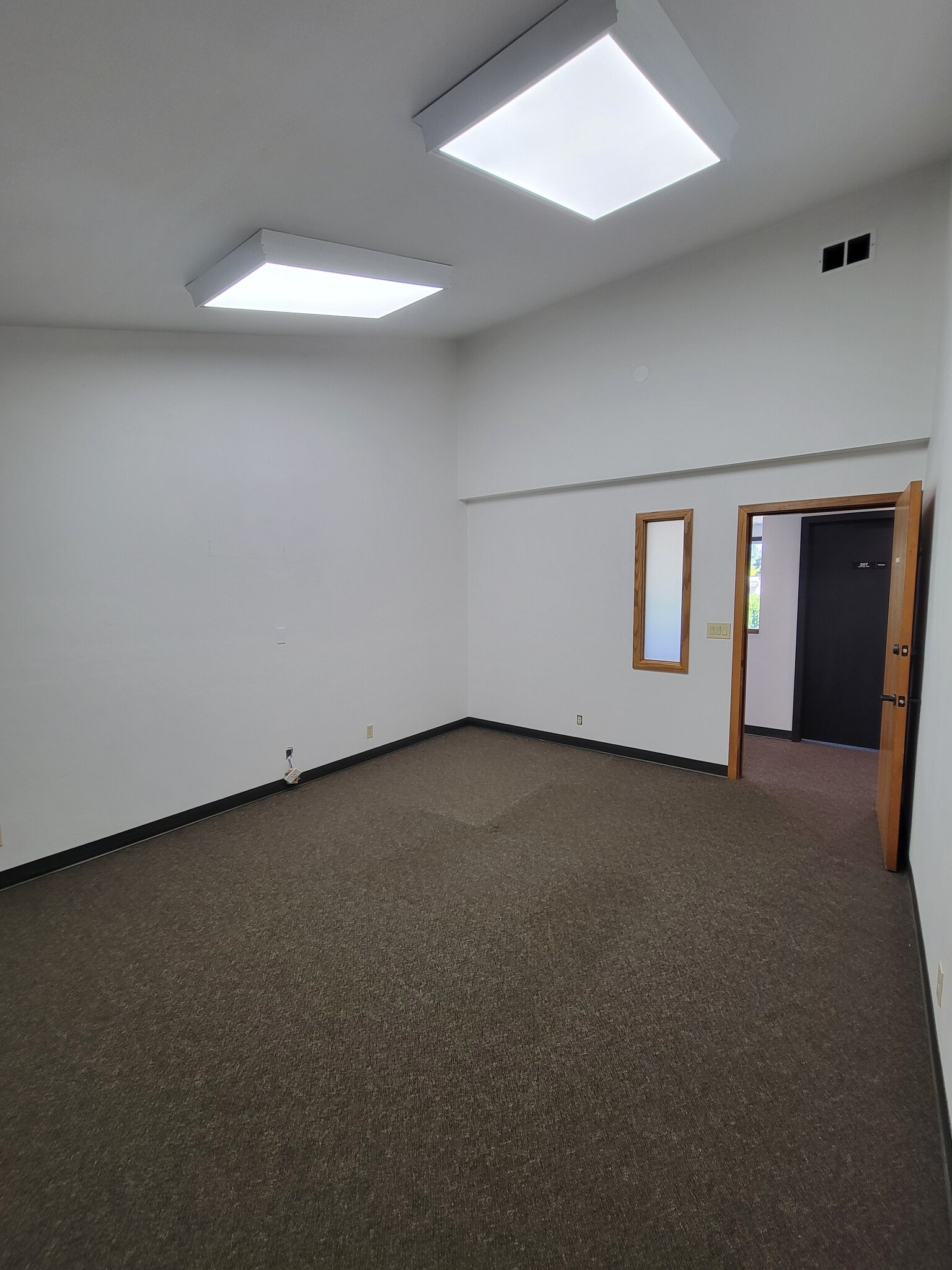 678 Country Club Rd, Eugene, OR for lease Interior Photo- Image 1 of 3