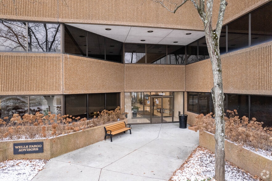 1000 Hart Rd, Barrington, IL for lease - Building Photo - Image 2 of 5