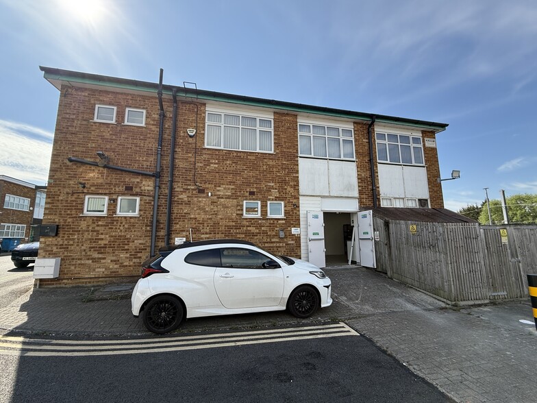 16-17 Station Clos, Potters Bar for sale - Building Photo - Image 3 of 10