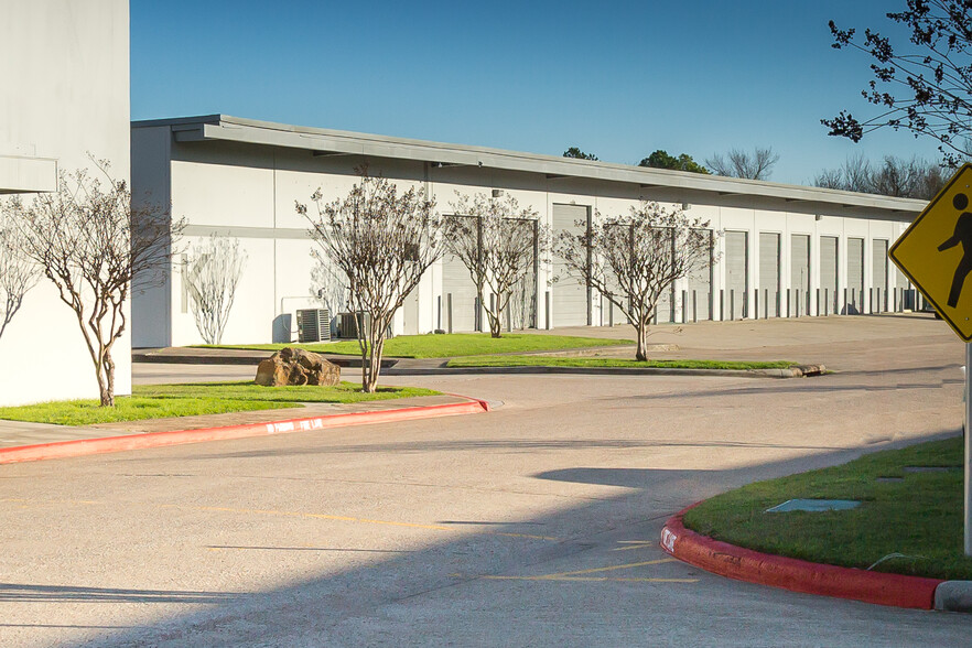 2700 Greens Rd, Houston, TX for lease - Building Photo - Image 2 of 11