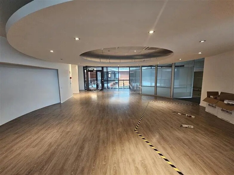 Office in Rosny-sous-Bois for lease - Building Photo - Image 3 of 11