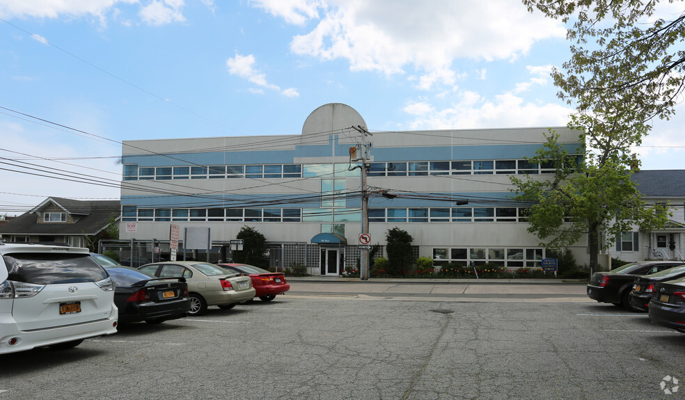 20 W Lincoln Ave, Valley Stream, NY for lease - Primary Photo - Image 1 of 7