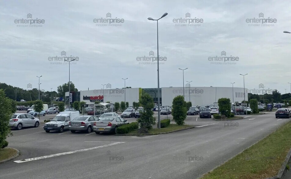 Retail in Senlis for lease - Building Photo - Image 2 of 5